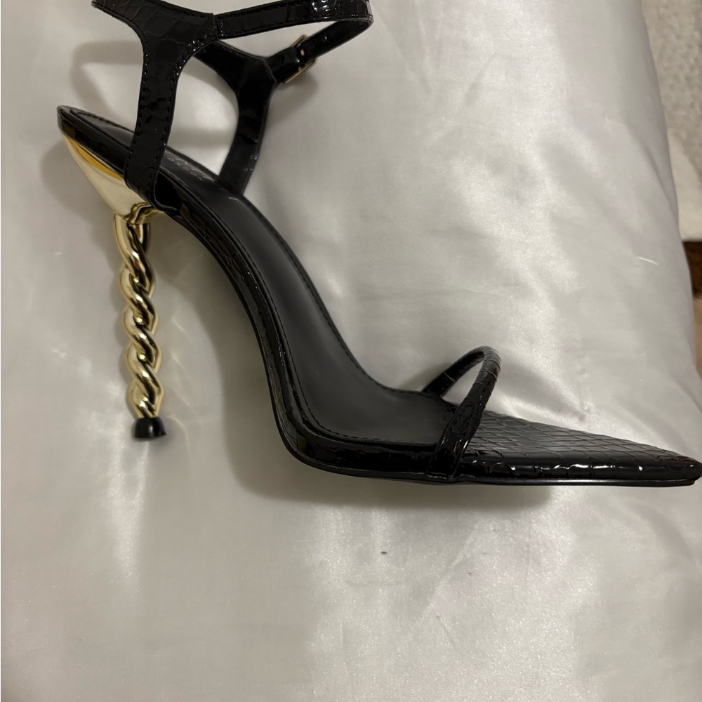 Elegant Black and Gold Women's Heels SIMMI LONDON